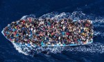 Immigrati, un’altra strage: 40 <br />cadaveri nella stiva del barcone item-thumbnail
